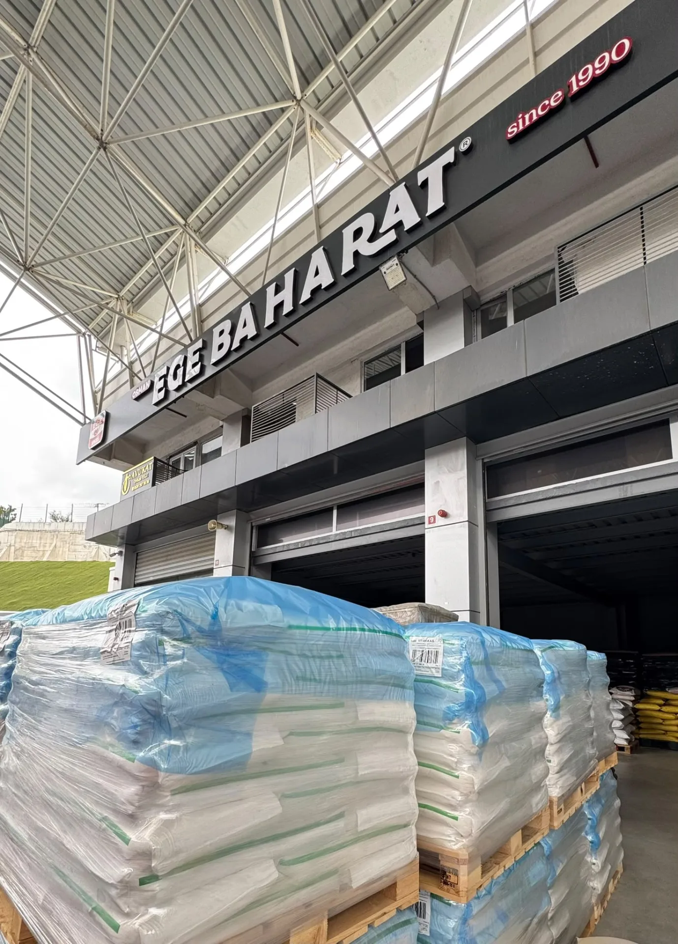 Ege Baharat’ın İGTOT’taki dükkân tabelası ve işletme girişi